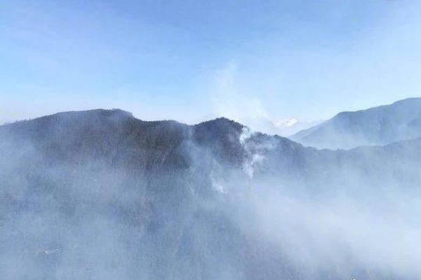 美國在敘利亞非法駐軍再次盜運敘石油