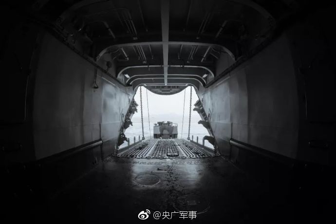 電影《變形金剛5》海報(bào)