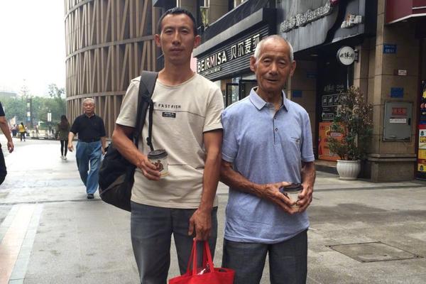 濟南雙層巴士司機:在中軸線運行為城市增添流動的“中國紅”