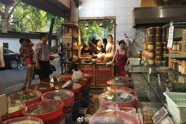 大風吹折小樹、吹倒鐵皮墻,這群保安員快速清理獲群眾點贊