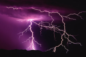 濟南冰雹大風雷電三預警齊發 今明全省仍有雷陣雨天氣，濟南雷雨