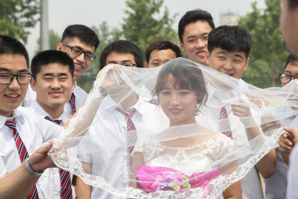 向零下52華氏度的空氣里拋灑熱水