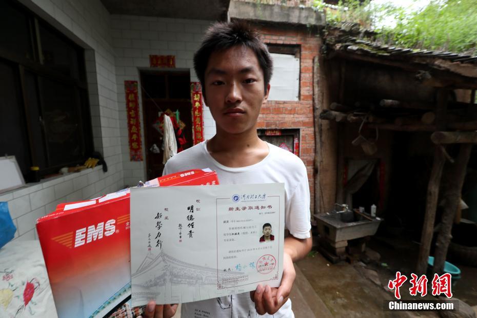首批100部黨員先鋒公交車亮相泉城 打造"百姓專職司機"隊伍
